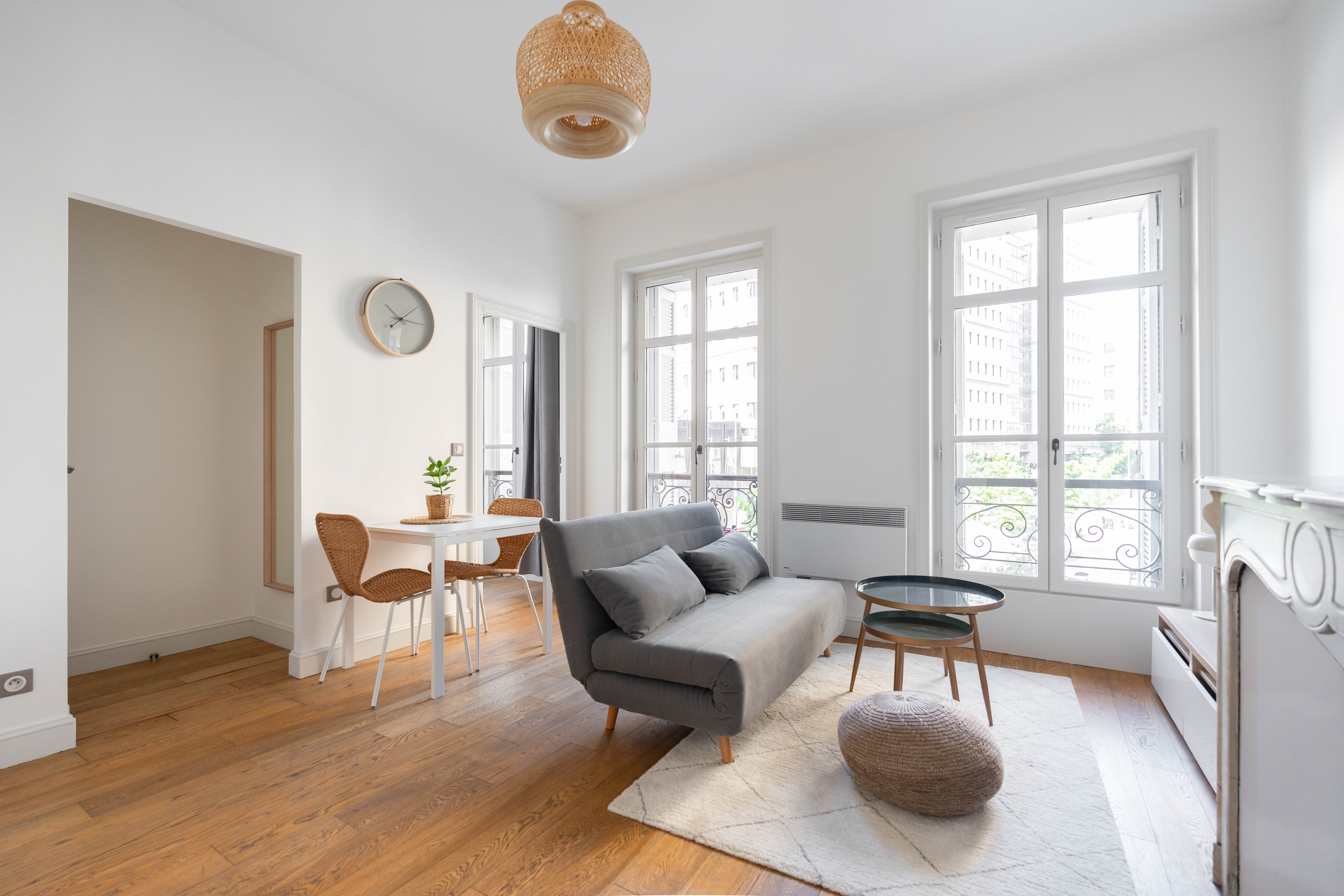 Salon lumineux d'un appartement ancien rénové par izihome